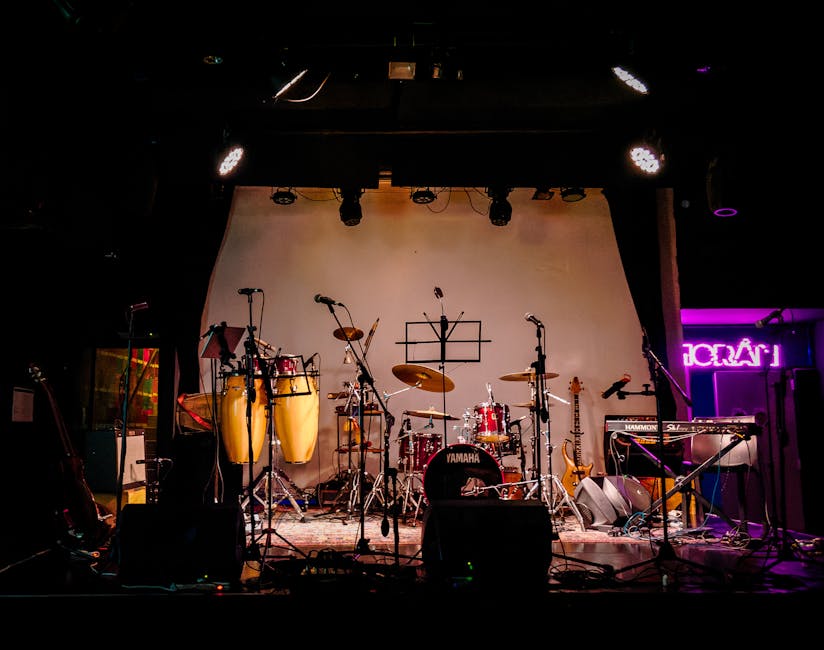 Leere Bühne mit Schlagzeug, Perkussion und Mikrofonen für Live-Musik in Catania.