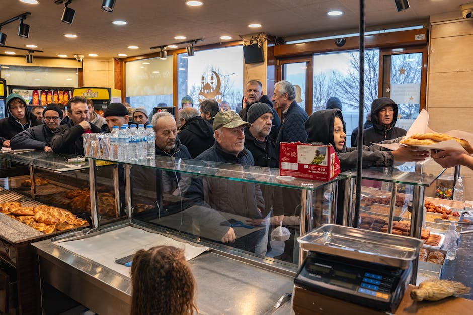 Via Etnea affollata la mattina con pasticcerie aperte