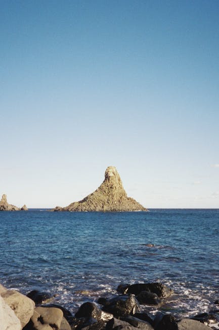Faraglione isolotto davanti alla costa di Aci Trezza, vicino a Catania