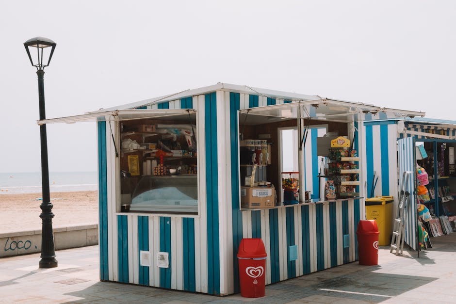 Chiosco a righe blu e bianche sul lungomare verso le spiagge