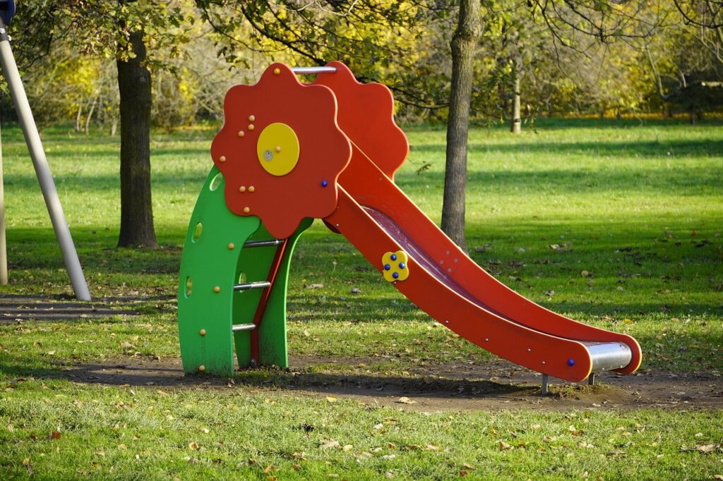 Scivolo colorato a forma di fiore nell'area giochi di un parco a Catania