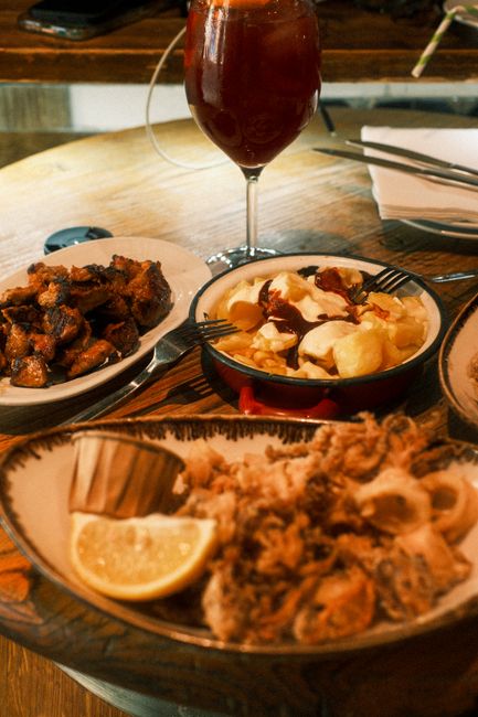Assortiment de fritures siciliennes et verre de vin à Catane