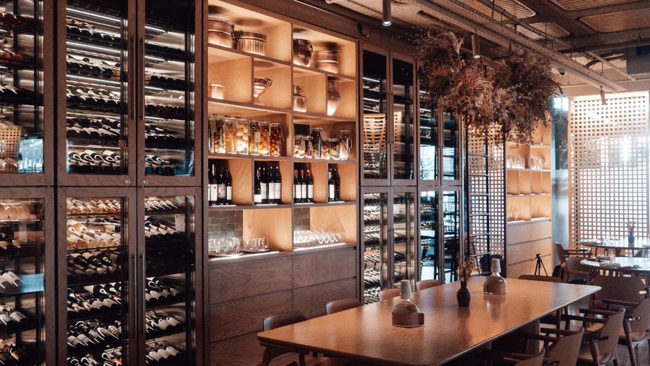 Salle de dégustation moderne à Catane, cave à vins vitrée