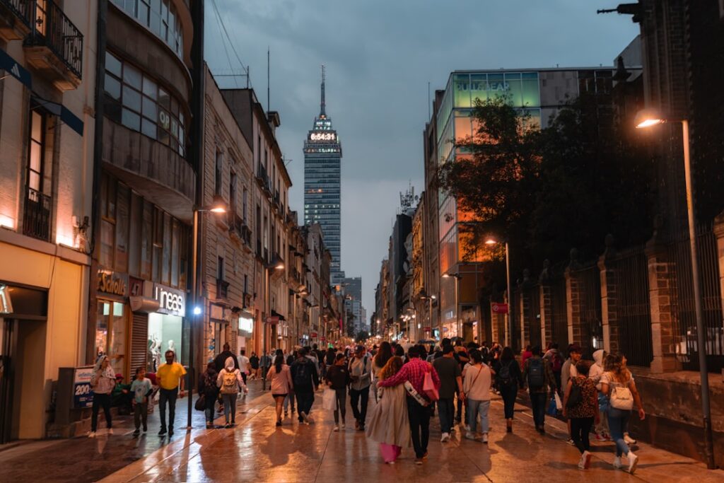 Nocny tłum przed rosticceria del Corso na Corso Umberto I
