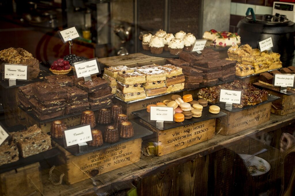 Assortiment taarten, brownies en macarons in etalage van banketbakker