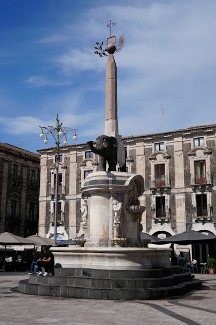 De olifantenfontein van Catania op Piazza del Duomo onder blauwe lucht