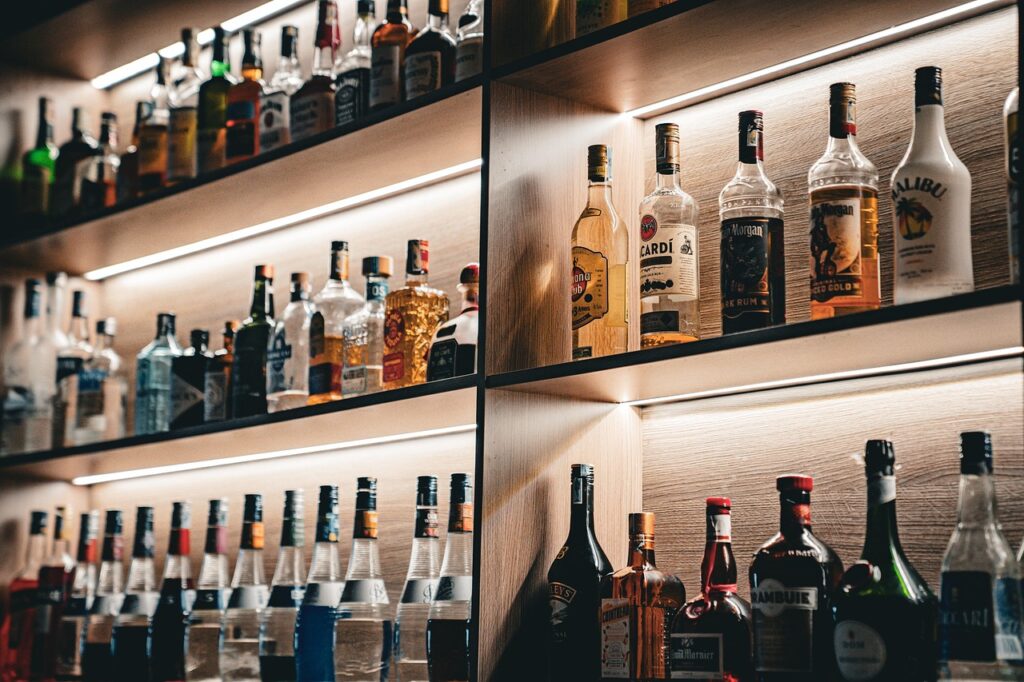 Étagères lumineuses de spiritueux dans un bar de Catane