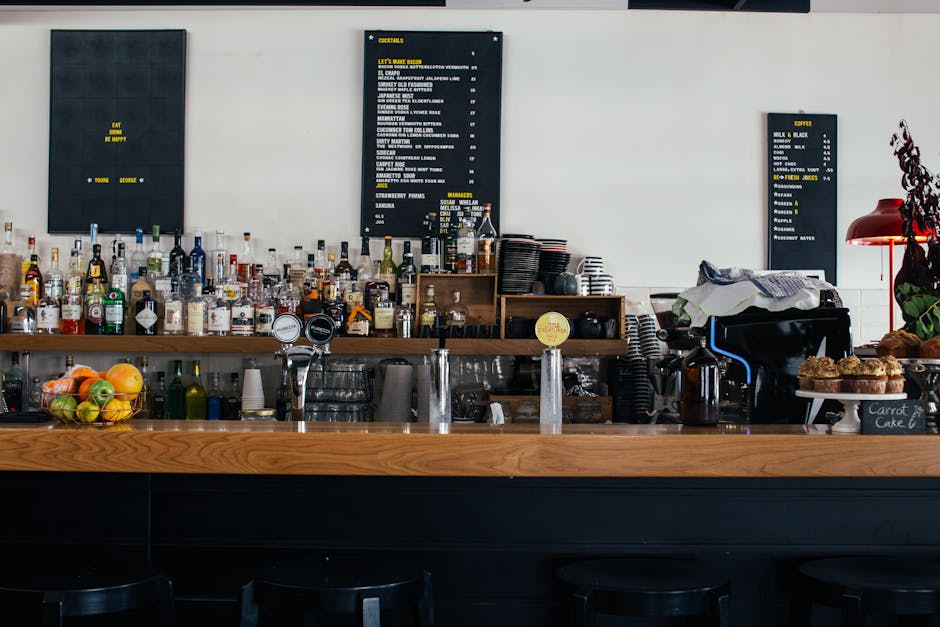 Mały lokalny bar przy ladzie — espresso i piwo na Via Etnea nocą