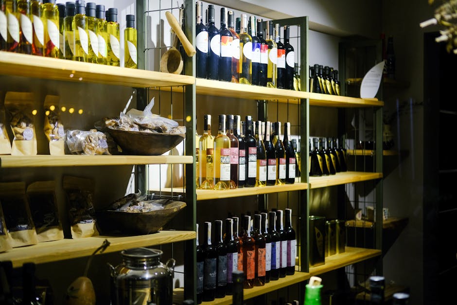 Rayonnage de vins et produits locaux à vendre à Catane