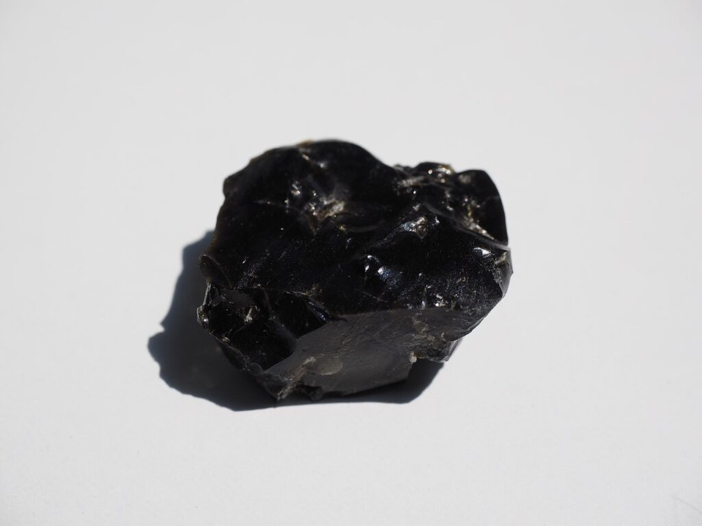 Fragment d'obsidienne noire volcanique brillant, typique des terrains autour de Catane