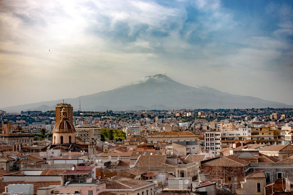 zonsondergang boven de Etna en de skyline van Catania