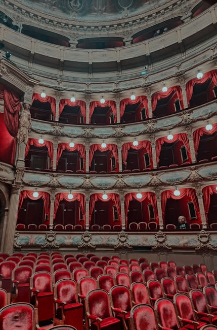 Interieur van Catania theater met rood fluwelen loges en stoelen