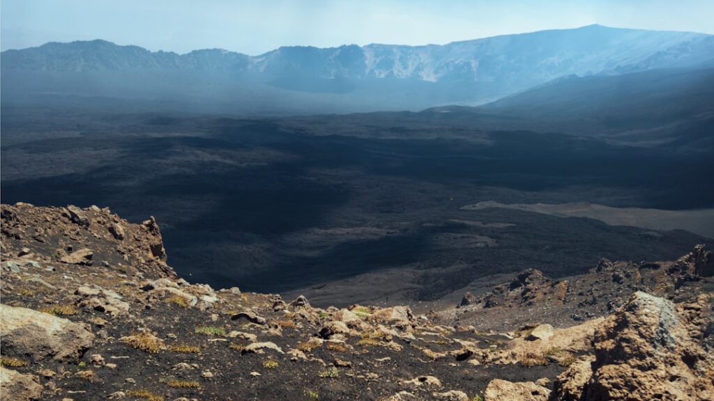 Vaste caldeira noire et champs de lave vus depuis l'Etna