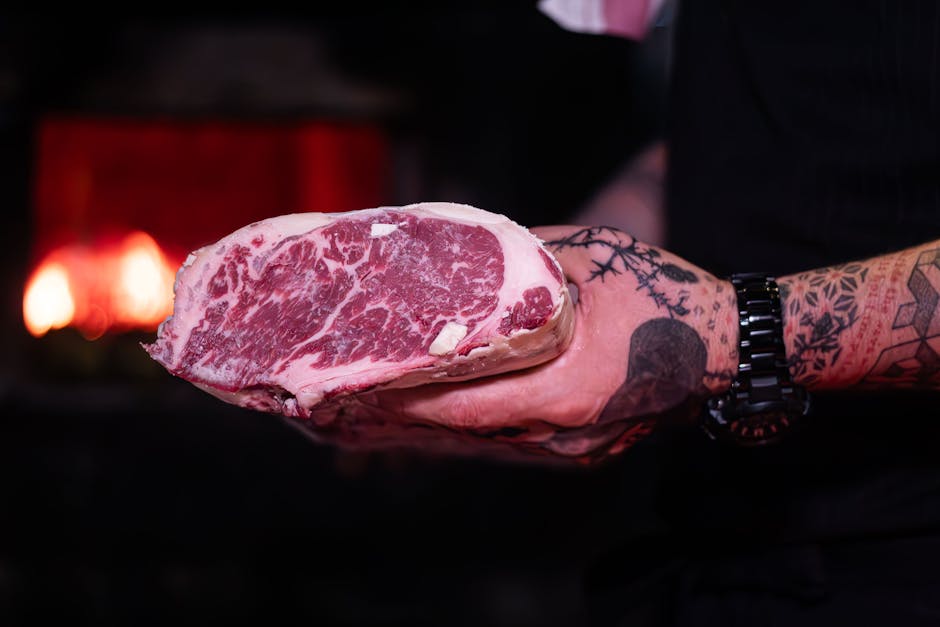 Macellaio alla griglia durante una fiera gastronomica