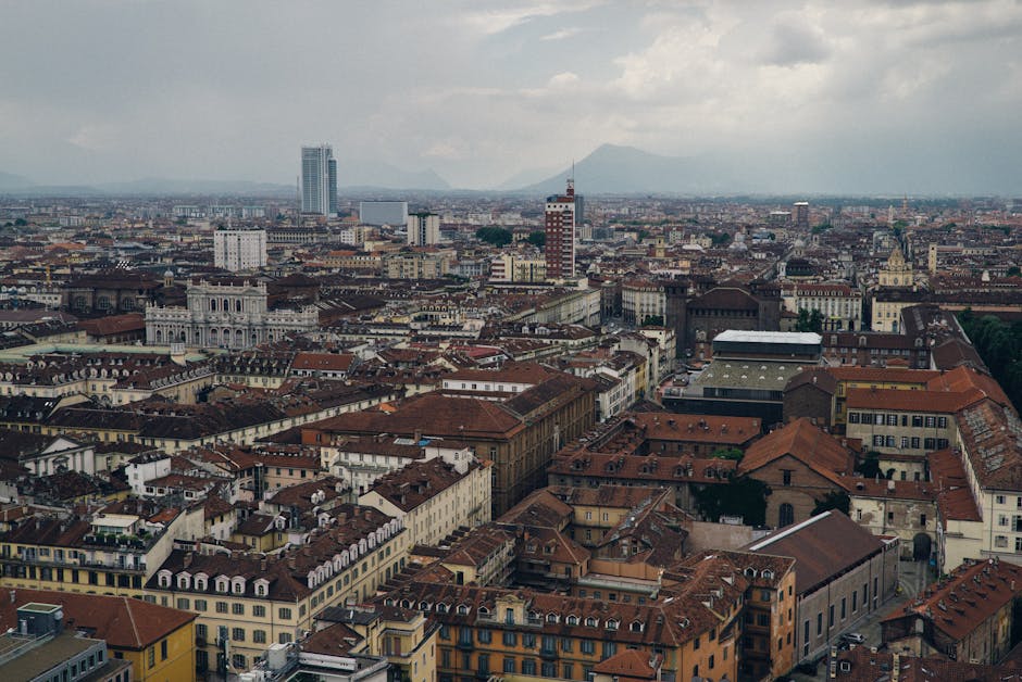Veduta aerea della città di Torino con tetti rossi e monti sullo sfondo