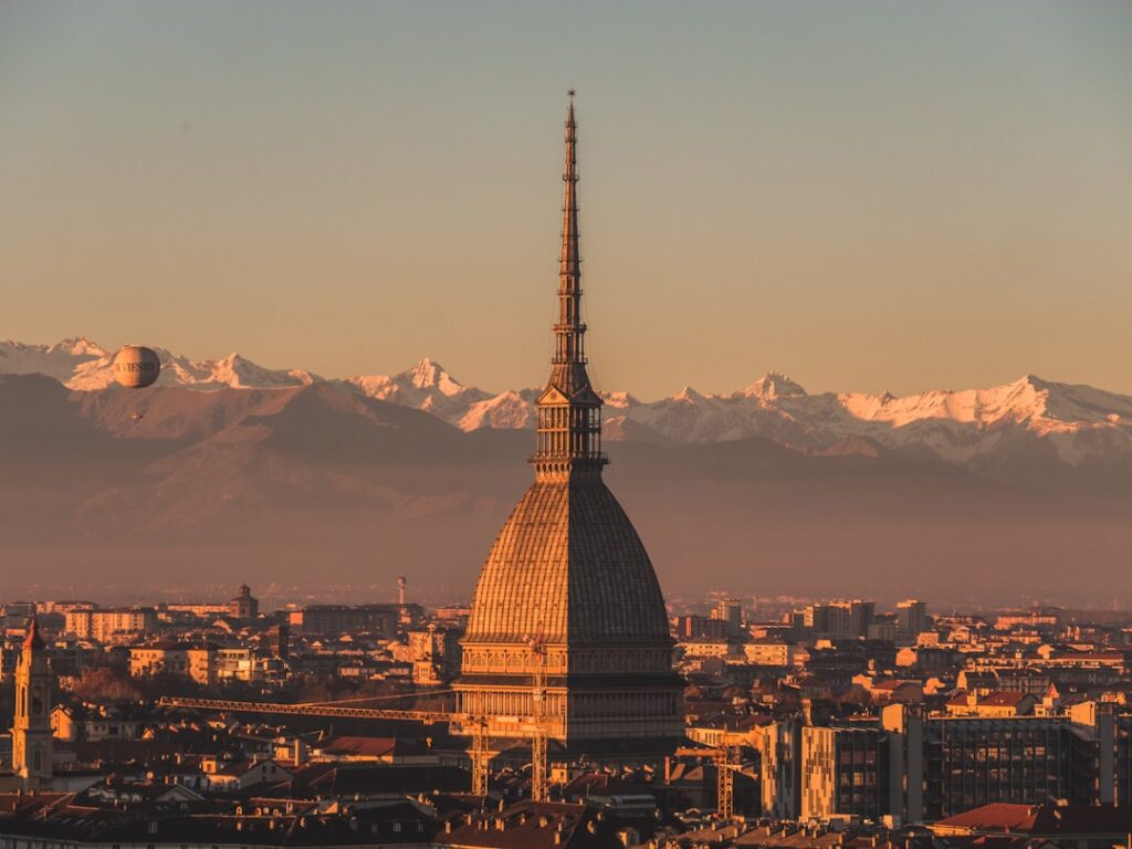 Mole Antonelliana w Turynie z ośnieżonymi Alpami Piemontu w tle