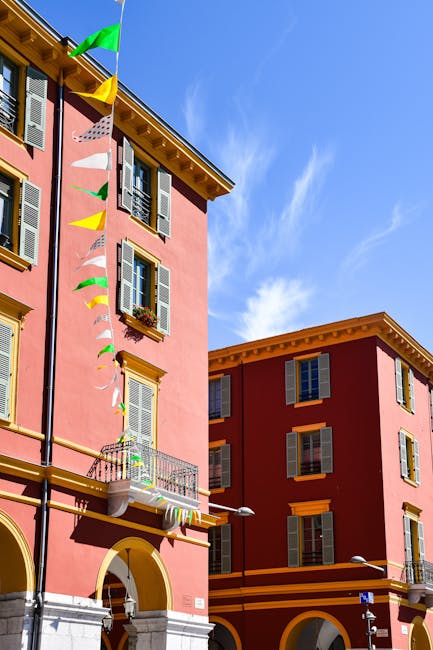 Façades roses et arcades ornées de guirlandes, centre du Piémont