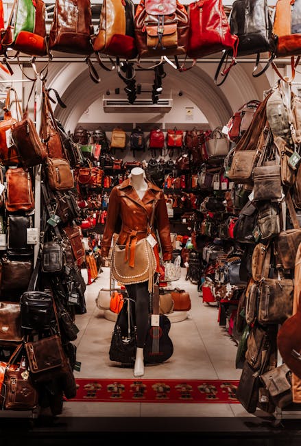 Schaufenster voller Ledertaschen und Schaufensterpuppe in einem Laden im Piemont