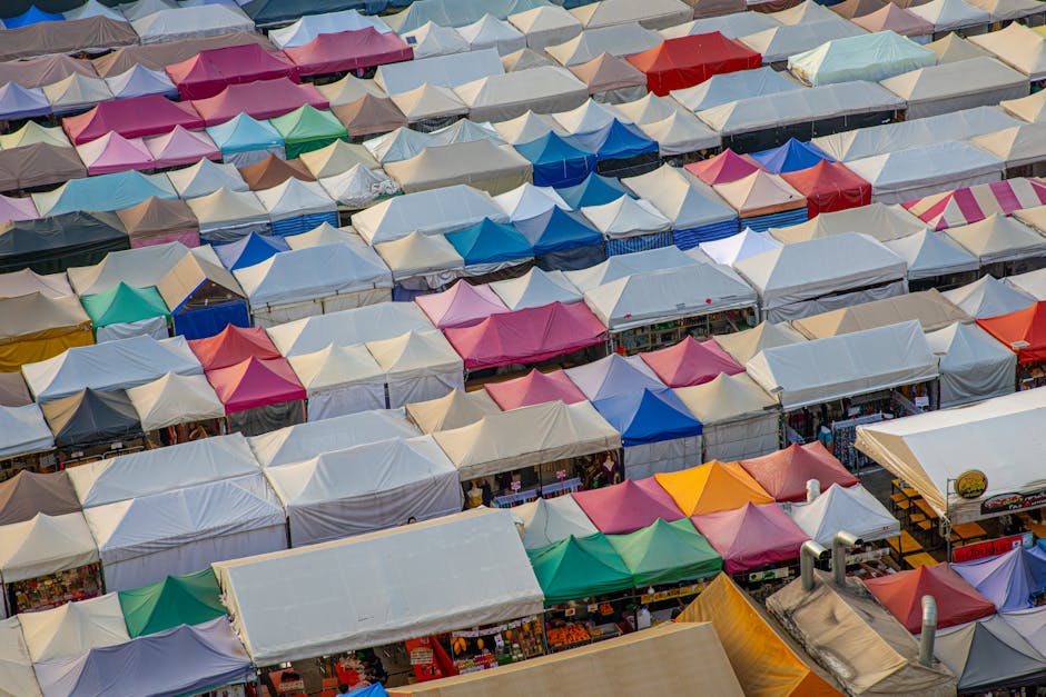 Luchtfoto van kleurrijke marktkramen op lokale markt in Piémont