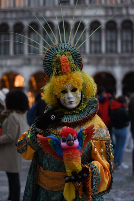 Masqué baroque en costume vert et jaune au carnaval de Piémont