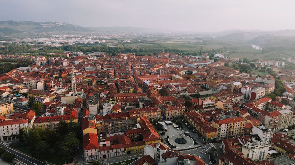 Luftaufnahme von Albas roten Dächern und zentralem Platz im Piemont