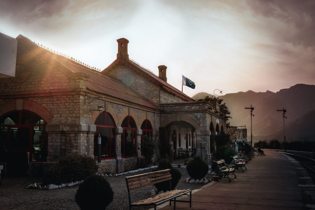 Oude station met bankjes en bergen op de achtergrond in Piémont