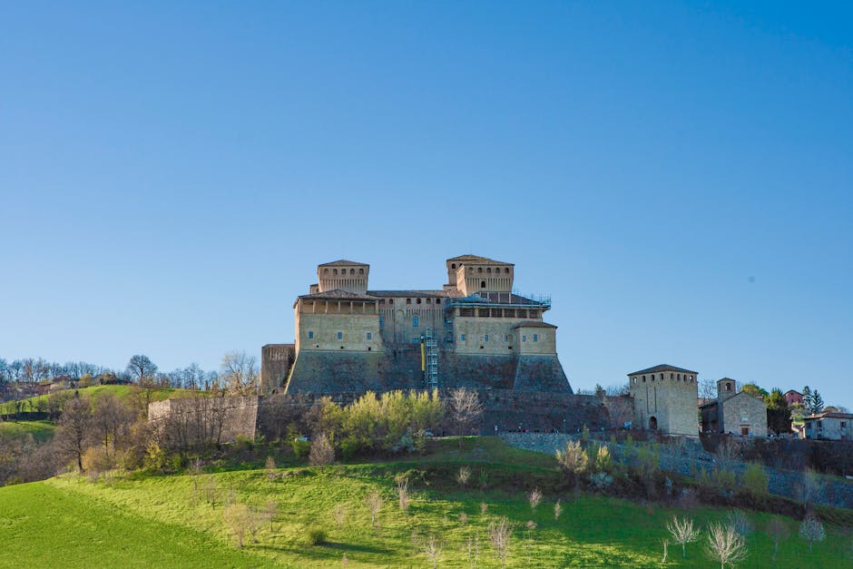 Massive Festung auf Hügel mit grünem Vorland im Piemont.