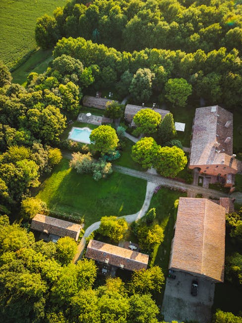 Luftaufnahme Bauernhof mit Pool umgeben von Bäumen im Piemont