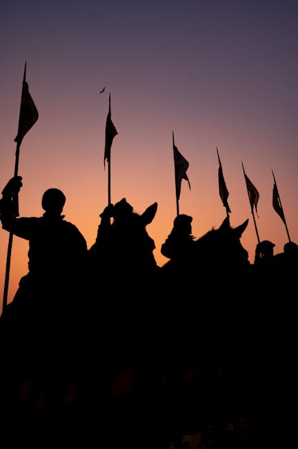 Silhouettes de cavaliers brandissant des étendards au crépuscule à Piémont