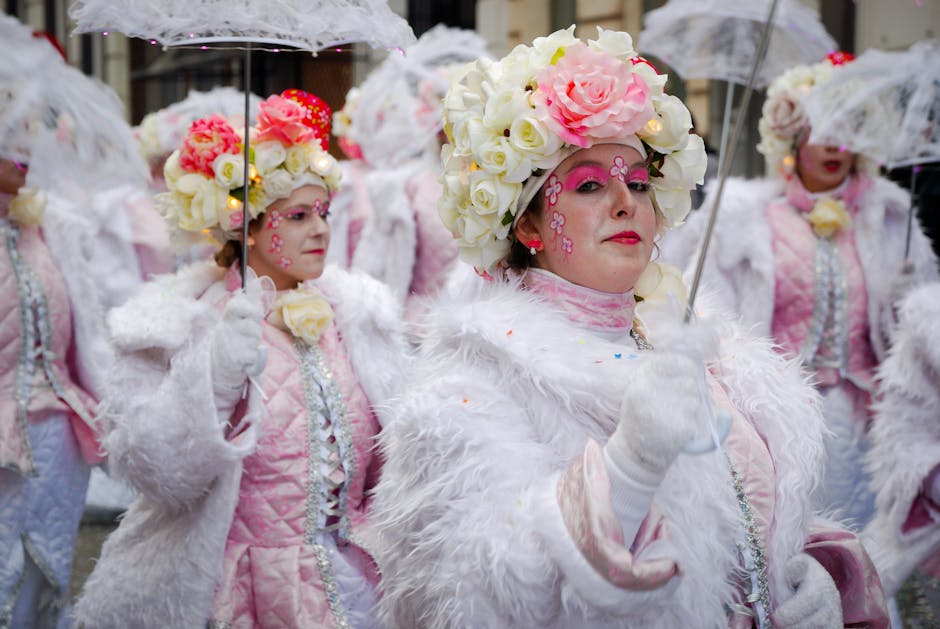 Participants en costumes roses et chapeaux floraux au carnaval de Piémont