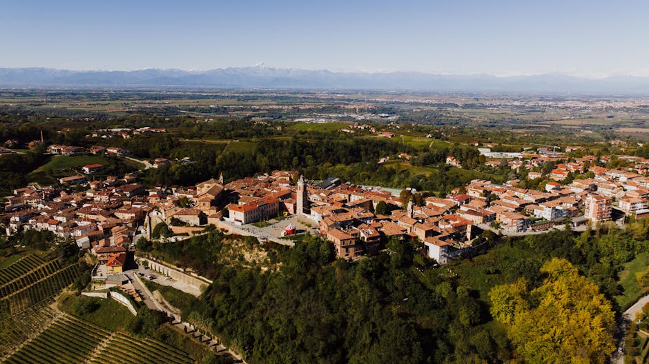 Borgo collinare del Piemonte visto dall'alto con campanile e vigneti