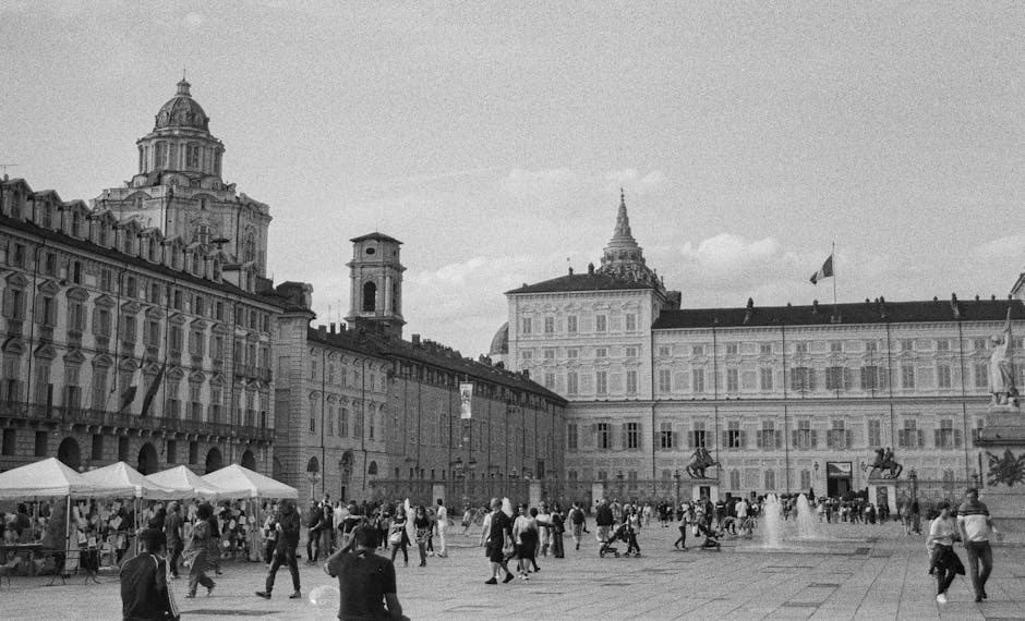 Piazza animata a Torino con banchi del mercato e Palazzo Reale