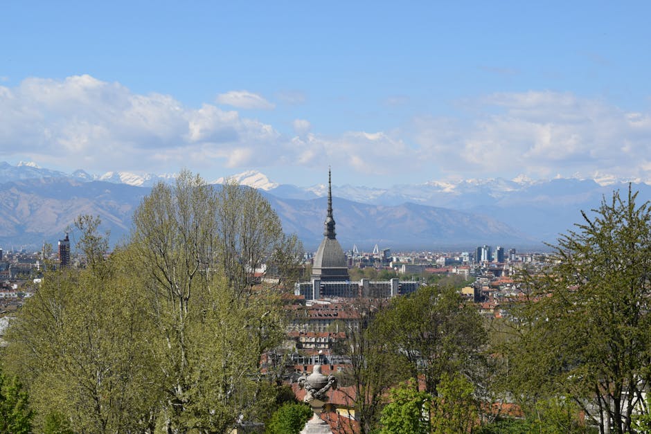 Panorama Turynu z Mole Antonelliana i ośnieżonymi Alpami w tle