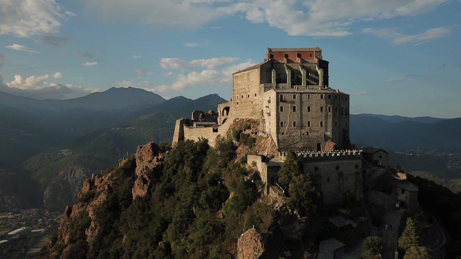 Fortezza medievale su sperone roccioso nelle montagne del Piemonte