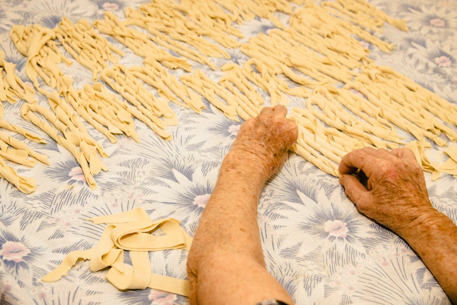 Mains vieillies formant des pâtes artisanales selon tradition piémontaise