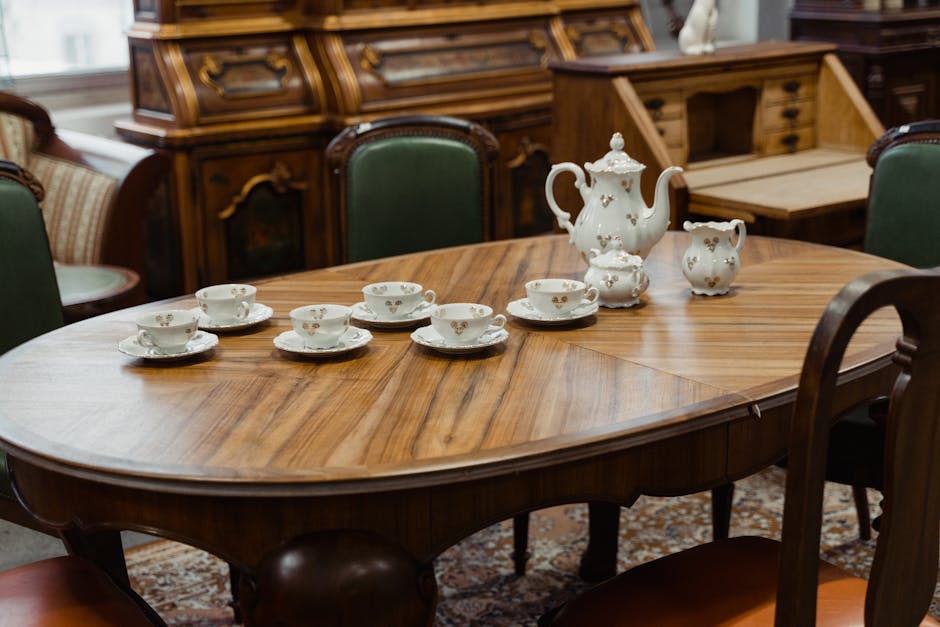 Service à thé sur table en bois dans une boutique d'antiquités piémontaise