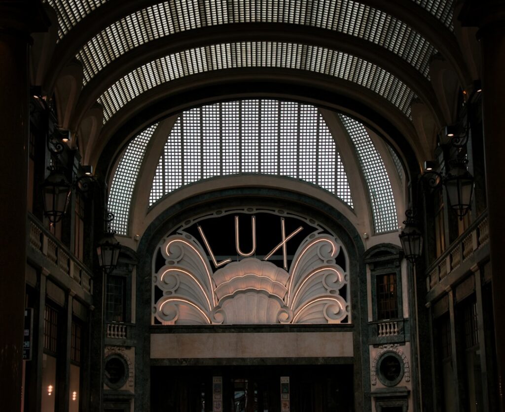 Galerie ornée avec enseigne LUX et verrière à Piémont
