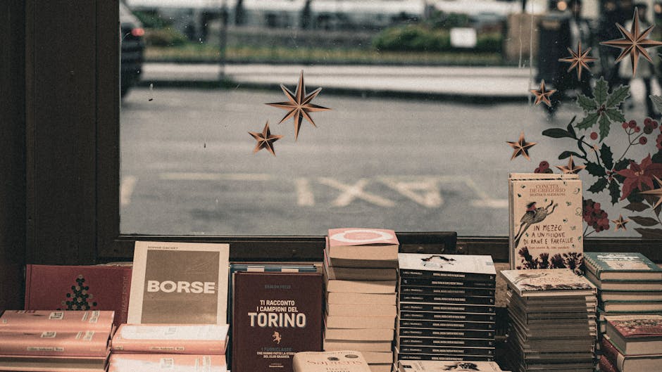 Pile de livres anciens dans une vitrine avec 'Torino', Piémont