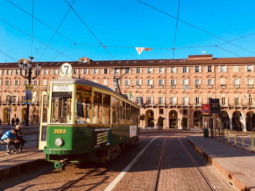 Tram e bancarelle al mercato di Torino