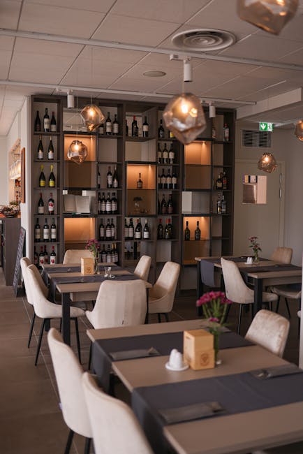 Intérieur chaleureux d'un restaurant à vins du Piémont, tables et bouteilles
