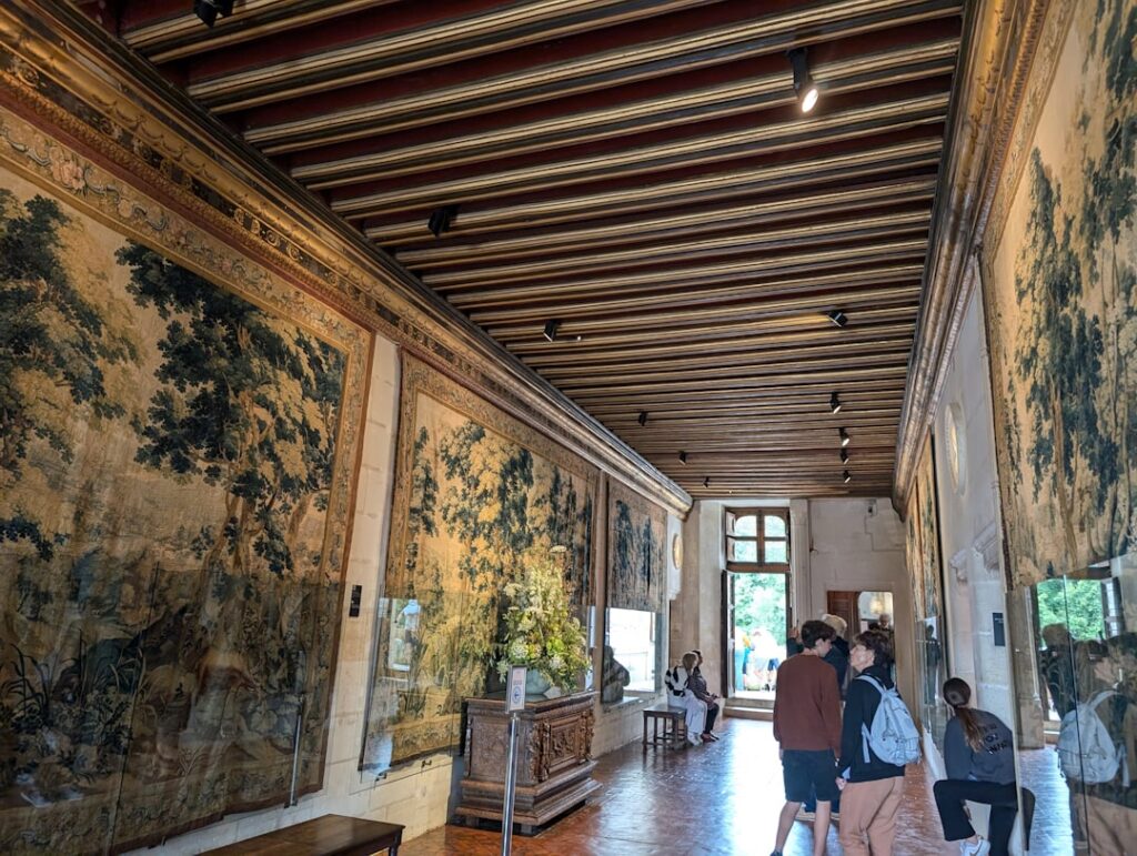 Interieur met fresco's en groep bezoekers in Castello di Agliè