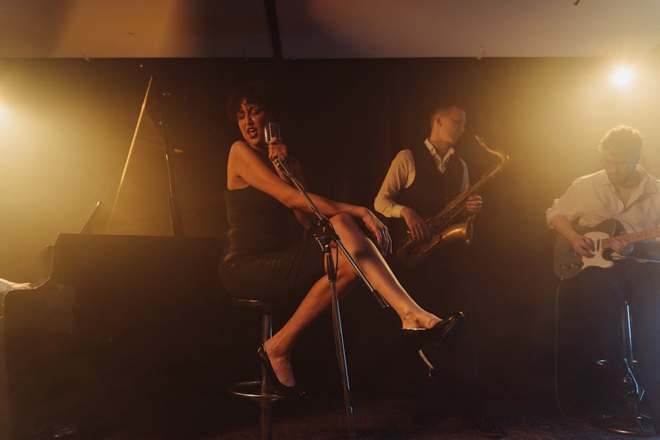 Zittende jazzzangeres bij piano, saxofonist en gitarist in spotlicht