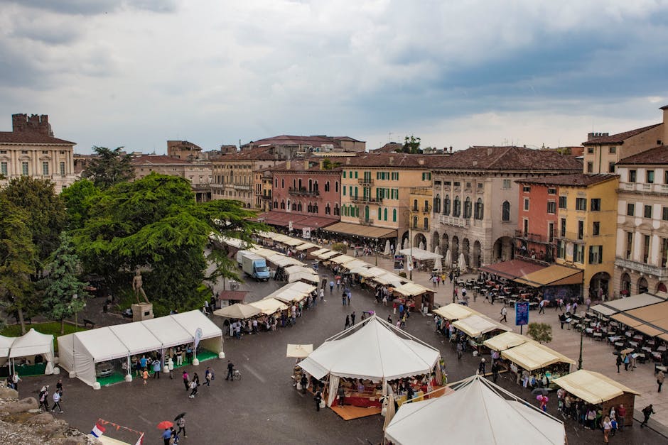 Gezellige marktkramen en witte tenten op plein in Piemonte