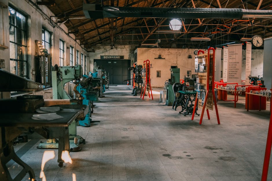 Grand atelier industriel abandonné avec vieilles machines textiles à Piémont