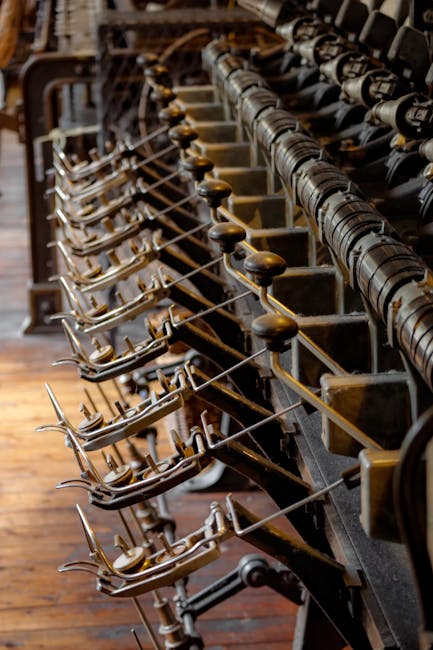 Rangée de crochets et bobines d'une ancienne machine textile à Piémont