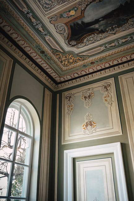 Rijk versierd plafond en hoge boogramen in Piémontse salon