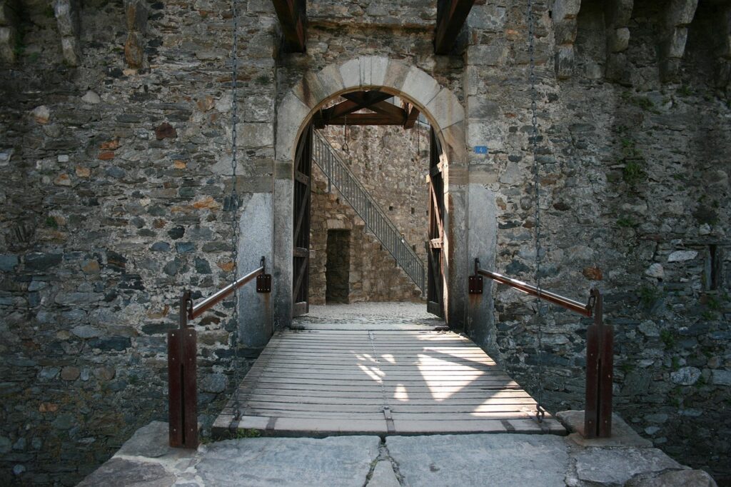 Houten ophaalbrug en stenen poort van kasteel in Piémont