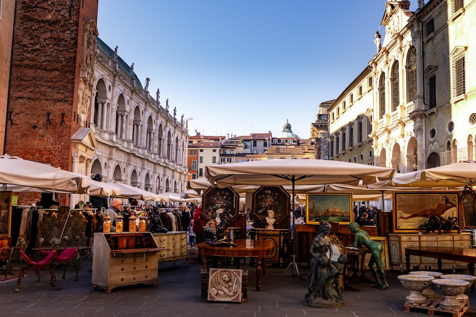 Mercato d'antiquariato in piazza tra palazzi storici del Piemonte