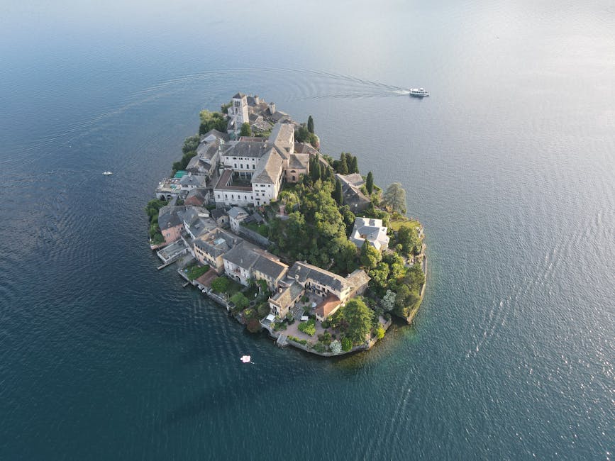 Blick auf Isola San Giulio mit Booten am Ufer