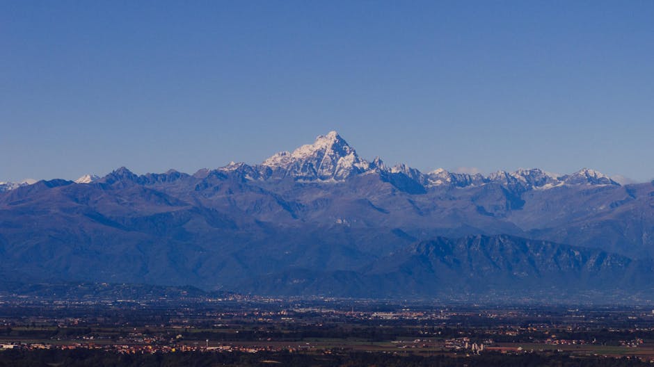 Ośnieżony szczyt Monviso nad równiną Piemontu i wiosek